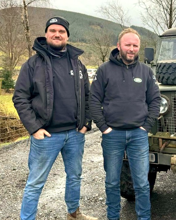 Pieter en Dolf samen bij een Land Rover